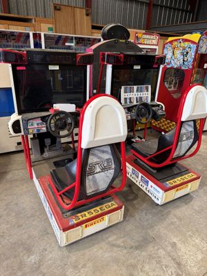 deux bornes d'arcade exposées dans un magasin