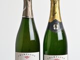 deux bouteilles de champagne posées sur une table en bois