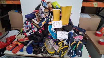 Lot de 130 paires de chaussures,tongs et sabots enfant , dif…
