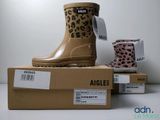 trois paires de bottes de pluie sont posées sur une boîte