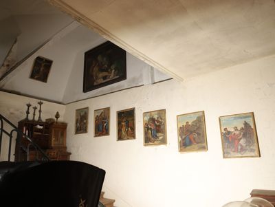 une photo d'un salon avec des tableaux accrochés au mur