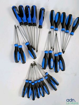 un grand nombre d'outils posés sur la table