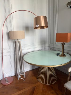 une table sur laquelle se trouvent une lampe et un abat-jour