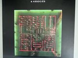 Couverture d'un livre de 1978, avec l'image d'un labyrinthe au centre