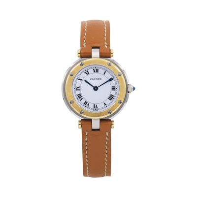 gros plan d'une montre-bracelet avec des chiffres romains
