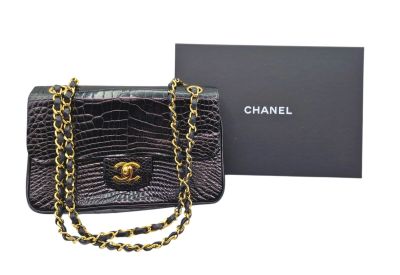 Sac à rabat Chanel en cuir noir gaufré effet crocodile