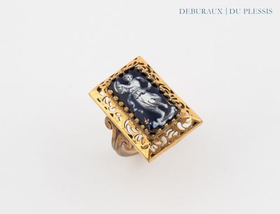 Gros plan sur une bague en or ornée d'une pierre bleue