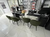 quatre chaises vertes placées devant un bureau dans un magasin