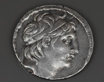 Gros plan sur une pièce d'argent portant une tête d'homme