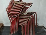 une pile de chaises rouges posées sur un tapis noir