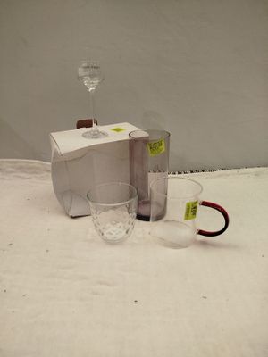 un verre de vin posé à côté d'un grille-pain sur une table