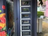 un distributeur automatique installé contre la façade d'un immeuble
