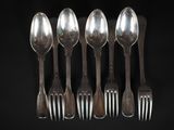 six cuillères en argent et une fourchette sont alignées sur un fond noir