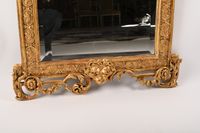 Miroir en bois sculpté, stuqué et doré, à décor de style Lou… (photo 3)