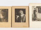 deux vieilles photographies en noir et blanc représentant un homme et une femme