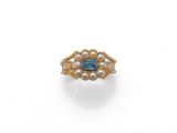 une bague en or sertie d'une pierre bleue et de perles