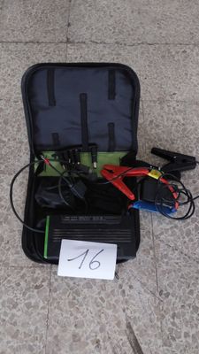 une valise qui contient tout un tas de fils