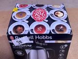 une boîte de café posée par terre