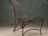 une chaise en métal dotée d'une assise incurvée
