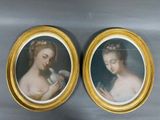 deux portraits encadrés représentant une femme tenant un oiseau et un oiseau dans la main