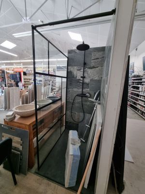 une photo d'un magasin avec une douche au milieu de la pièce