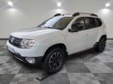 La Dacia blanche est garée dans une grande pièce au sol carrelé en damier.
