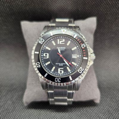 une montre posée sur un oreiller