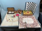 une table sur laquelle se trouvent un échiquier, des pièces d'échecs et d'autres objets