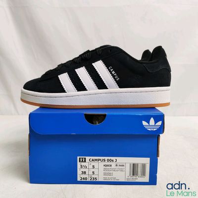 Chaussures adidas Campus noires et blanches présentées dans une boîte bleue