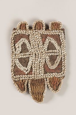 une image représentant une œuvre d'art marron et blanche posée sur une surface blanche