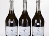 trois bouteilles de vin sont alignées sur une surface blanche