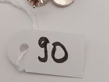 Gros plan sur une paire de boucles d'oreilles avec une étiquette de prix