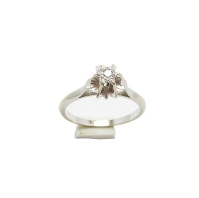 gros plan d'une bague en diamant sur fond blanc