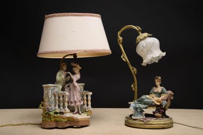 une lampe posée sur une table à côté d'une lampe