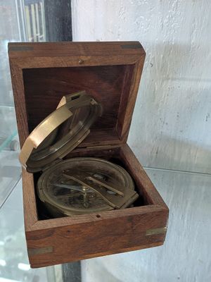 une petite boîte en bois avec un couvercle en métal, exposée