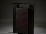 un gros plan d'une armoire en bois avec un plateau en verre