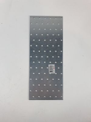 une photo d'un morceau de métal percé de trous