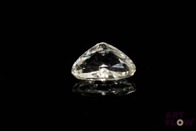 un gros plan d'un diamant transparent sur une surface noire