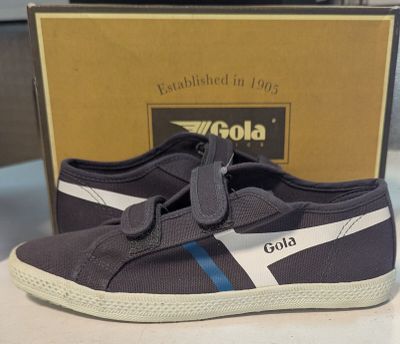un gros plan sur une paire de chaussures posée sur une table