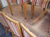 quatre chaises posées sur une table en bois