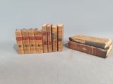 trois livres sont empilés sur une table