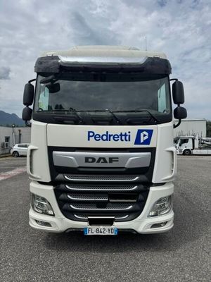 la photo d'un camion blanc garé sur un parking