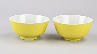 deux bols jaunes et blancs posés l'un à côté de l'autre sur une table