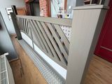 une photo d'une pièce avec une porte rouge et un banc blanc