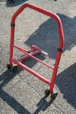 un chariot rouge posé par terre