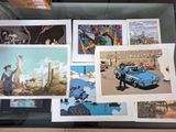 de nombreuses photos d'une voiture de police exposée dans une vitrine