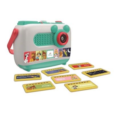 une radio jouet avec de nombreuses cartes posées sur la table