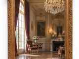 un grand miroir décoré, placé au milieu d'une pièce