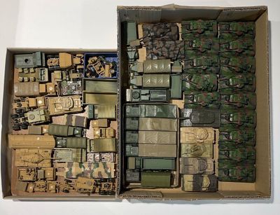 une boîte contenant des objets militaires, posée sur une table