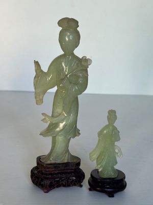 une statue représentant une femme et un enfant, posée sur une table